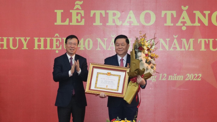 Trao Huy hiệu 40 năm tuổi Đảng cho ông Nguyễn Trọng Nghĩa